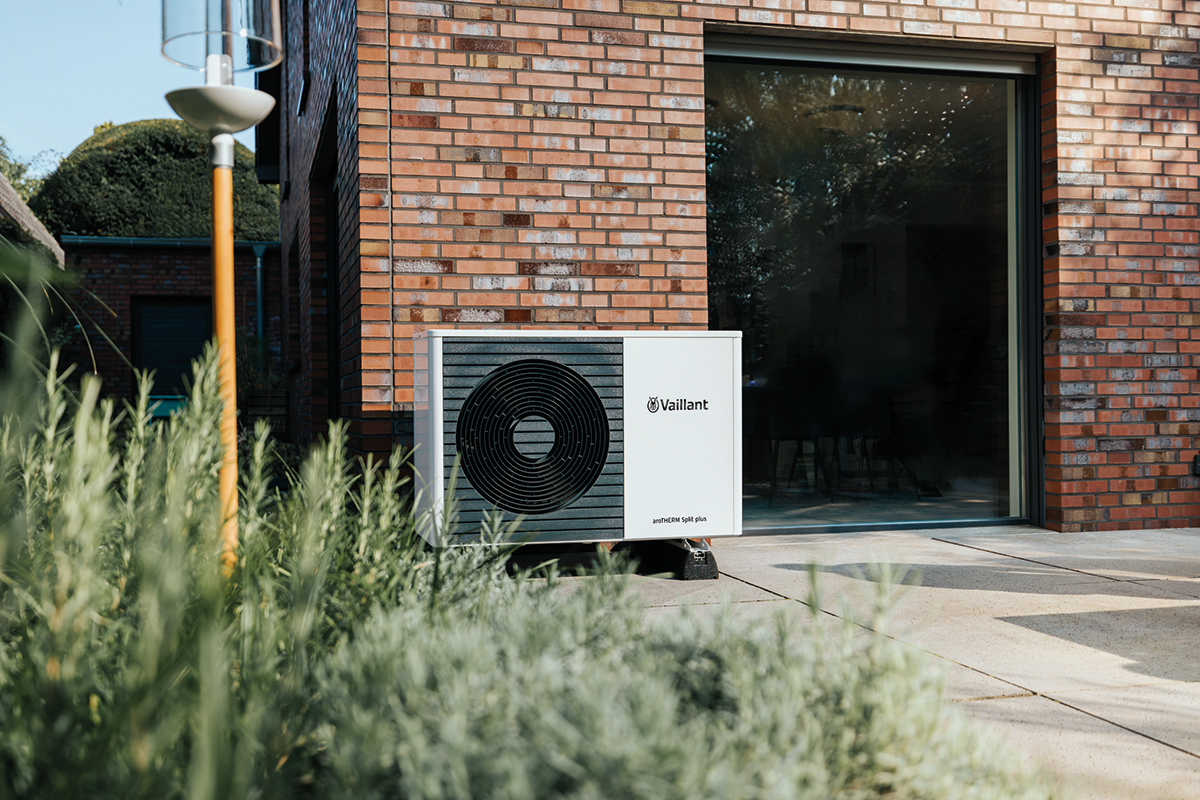 Úsporné tepelné čerpadlo Vaillant aroTHERM Split plus namontované pri rodinnom dome