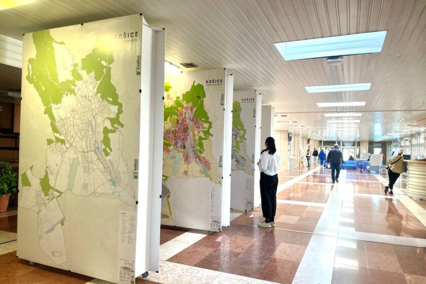 Vestibul košického magistrát s panelmi s výkresmi územného plánu.