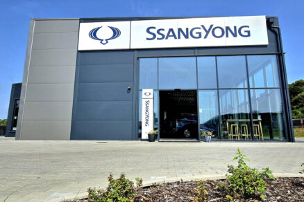 Autosalón v montovanej hale s kombináciou presklených a kovových panelov