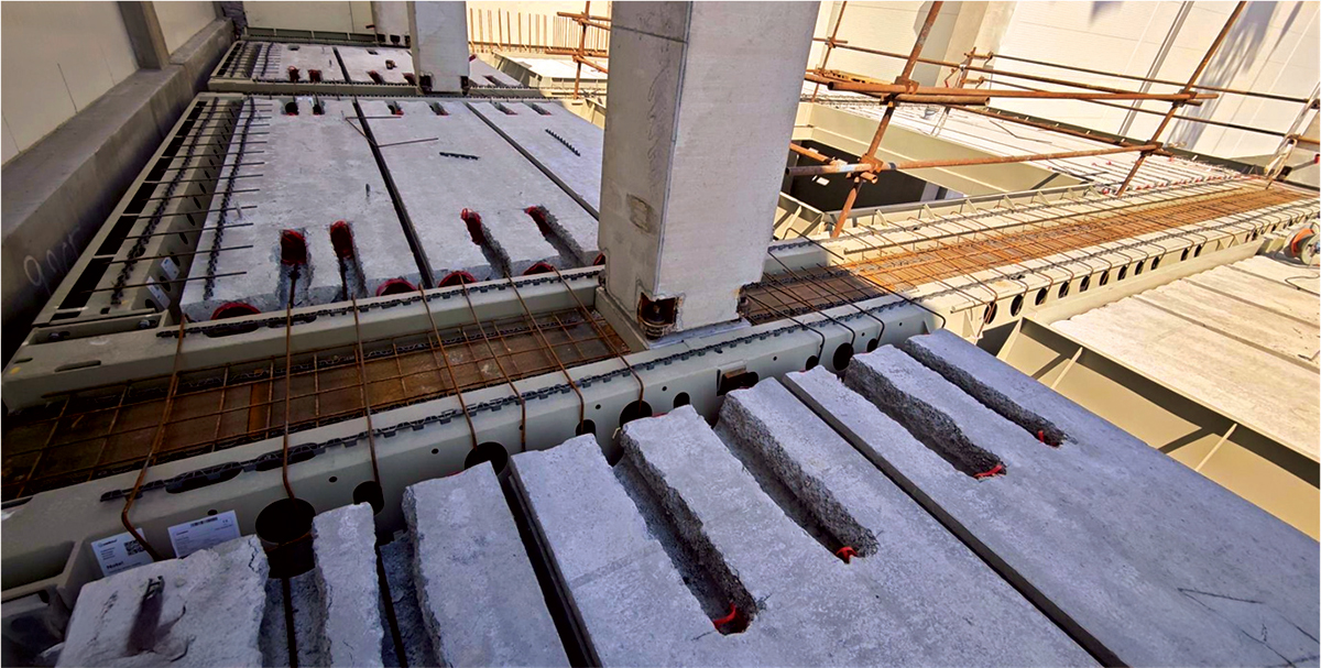 Detailné napojenie stĺpa na nosník DELTABEAM® s vystužením a dutinovými panelmi počas výstavby stropnej konštrukcie
