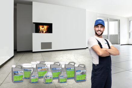 Profesionálny obkladač s čistiacimi produktmi Mapei UltraCare v modernej obývačke
