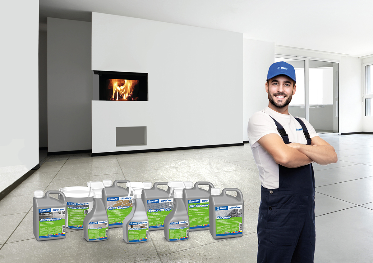 Profesionálny obkladač s čistiacimi produktmi Mapei UltraCare v modernej obývačke