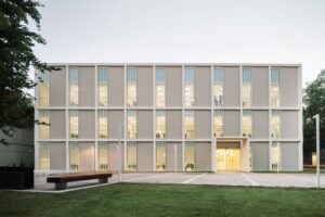 Vzdelávanie medzi kláštornými múrmi: architekti vdýchli nový život historickej stavbe v Španielsku
