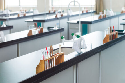Koncepčný pohľad na návrh vetrania a miestneho odsávania chemických laboratórií