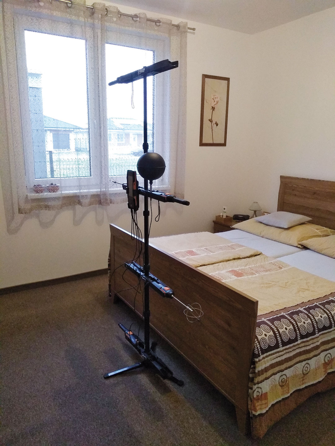 Obr. 1 Príklady umiestnenia meracej zostavy vo vnútornom obytnom priestore