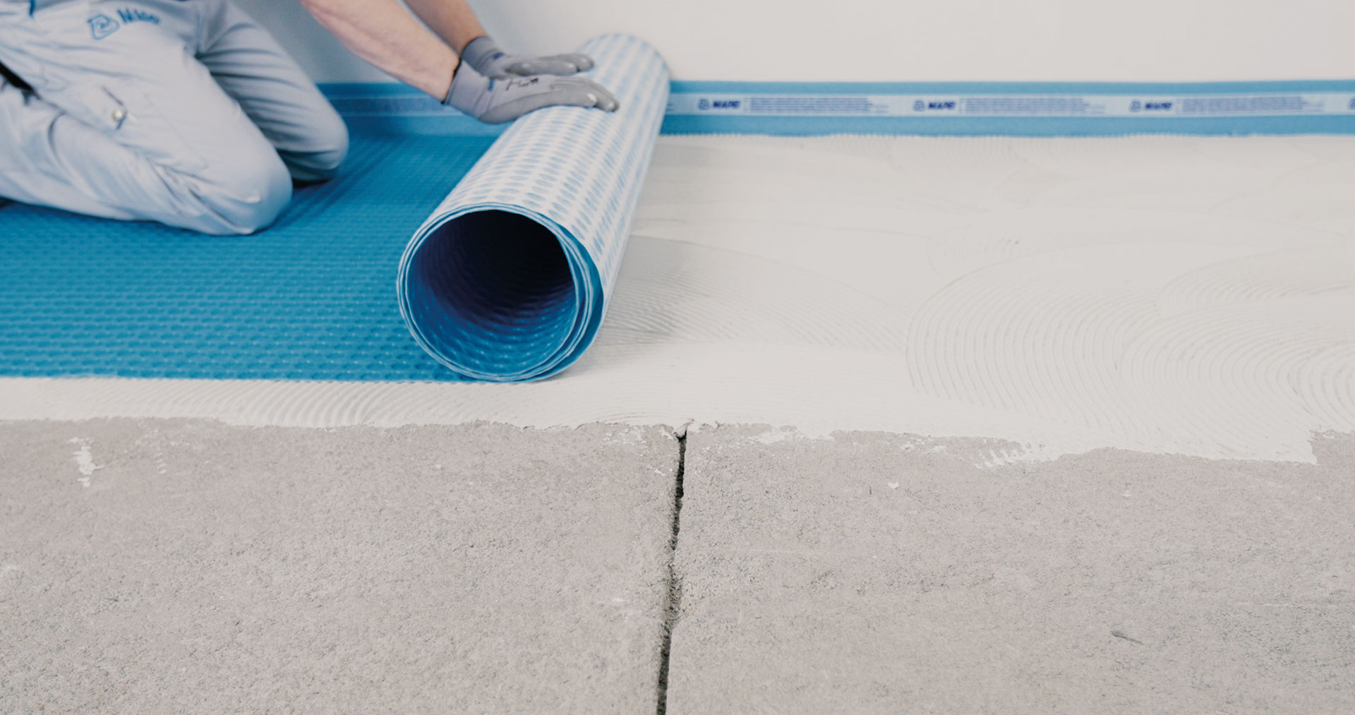 Hrubá stavba v detaile: Deliaca membrána proti vzniku trhlín v podklade