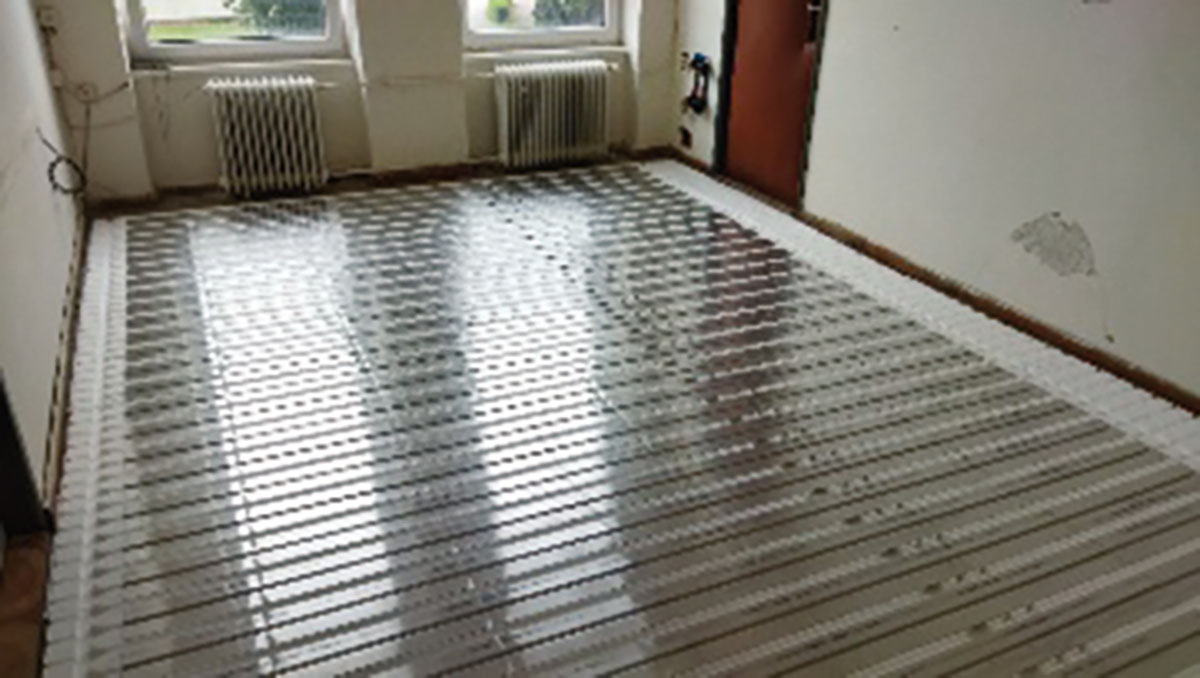 Obr. 3 Realizácia veľkoplošného sálavého podlahového systému v miestnosti 202.1 s lokalizáciou snímača tepelného toku 