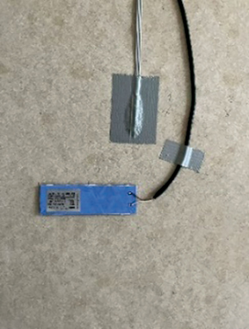 Obr. 3 Realizácia veľkoplošného sálavého podlahového systému v miestnosti 202.1 s lokalizáciou snímača tepelného toku 