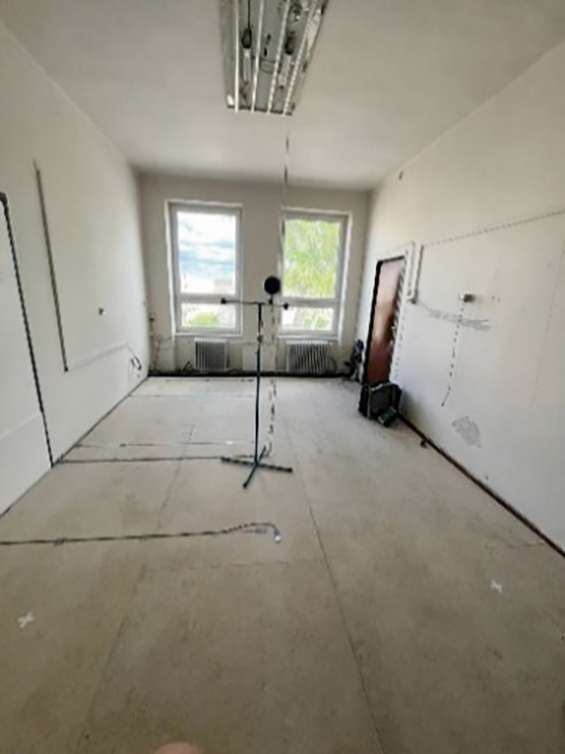 Obr. 3 Realizácia veľkoplošného sálavého podlahového systému v miestnosti 202.1 s lokalizáciou snímača tepelného toku 