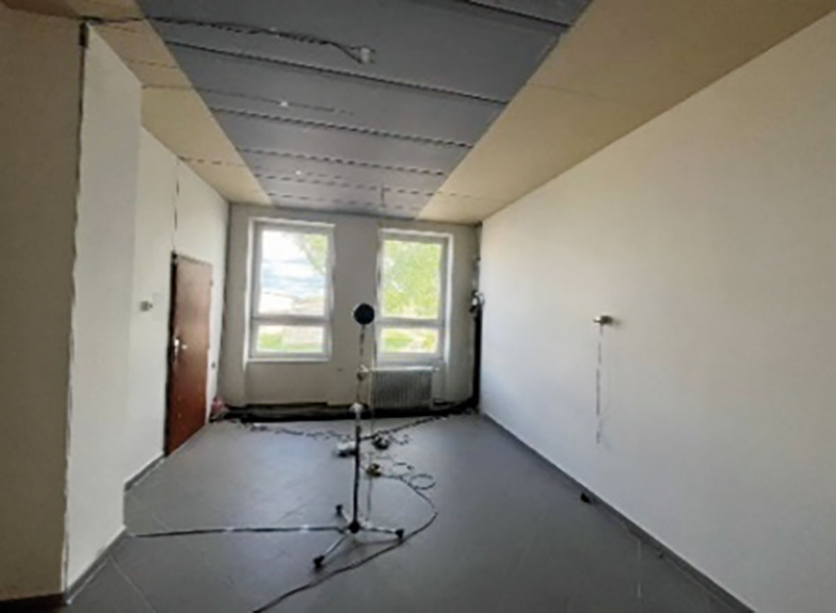 Obr. 4 Realizácia veľkoplošného sálavého stropného systému v miestnosti 202.2 s lokalizáciou snímača tepelného toku