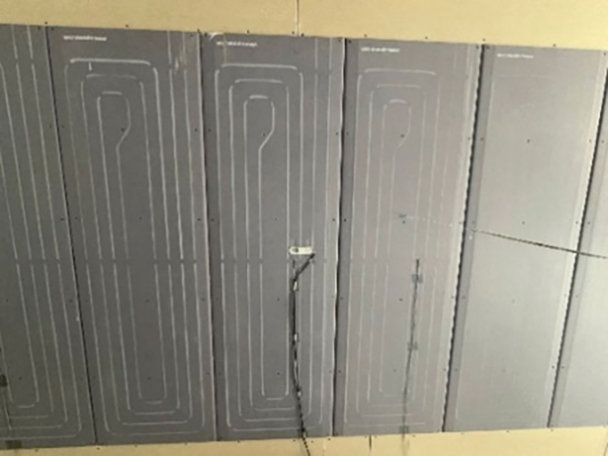 Obr. 4 Realizácia veľkoplošného sálavého stropného systému v miestnosti 202.2 s lokalizáciou snímača tepelného toku