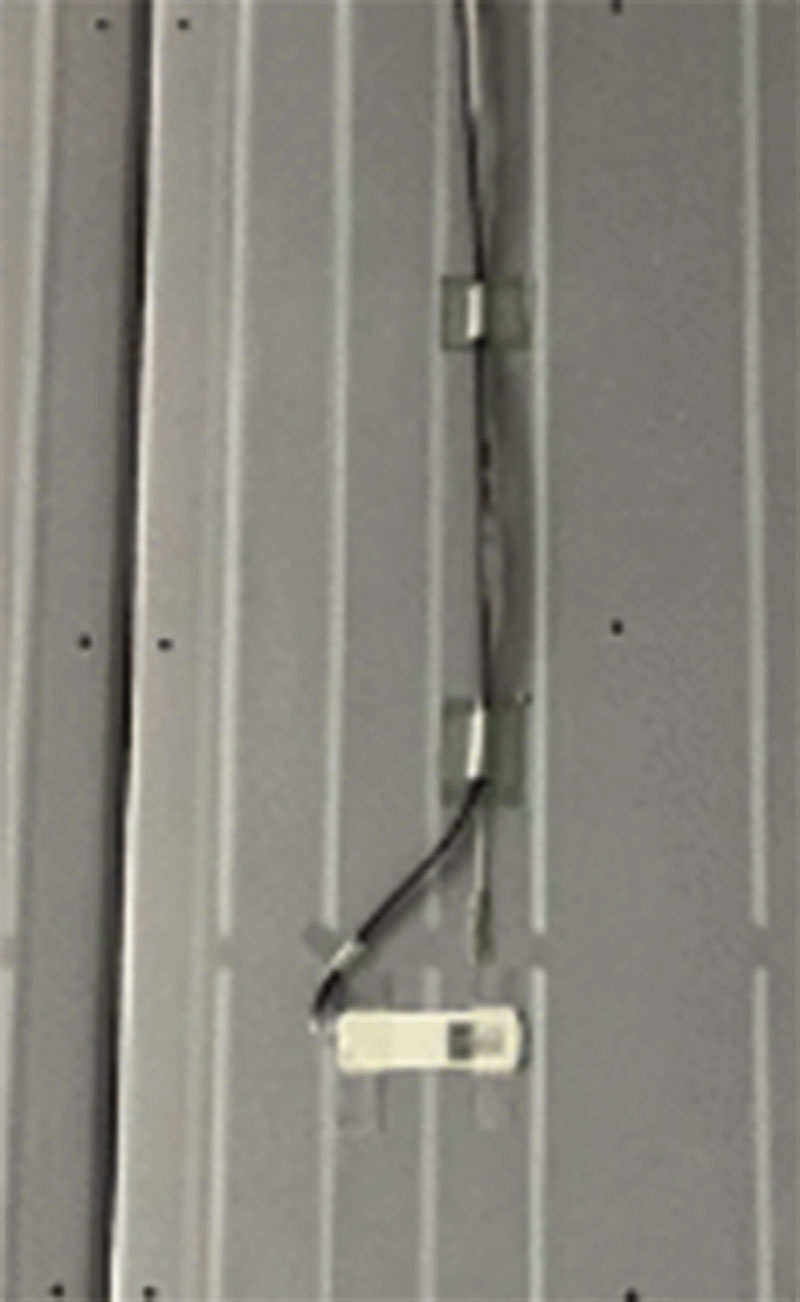 Obr. 4 Realizácia veľkoplošného sálavého stropného systému v miestnosti 202.2 s lokalizáciou snímača tepelného toku