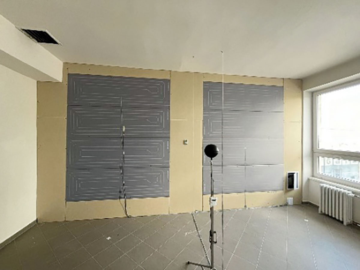 Obr. 5 Realizácia veľkoplošného stenového systému v miestnosti 203 s lokalizáciou snímača tepelného toku 