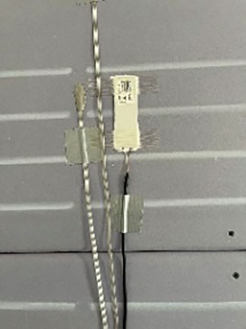 Obr. 5 Realizácia veľkoplošného stenového systému v miestnosti 203 s lokalizáciou snímača tepelného toku 