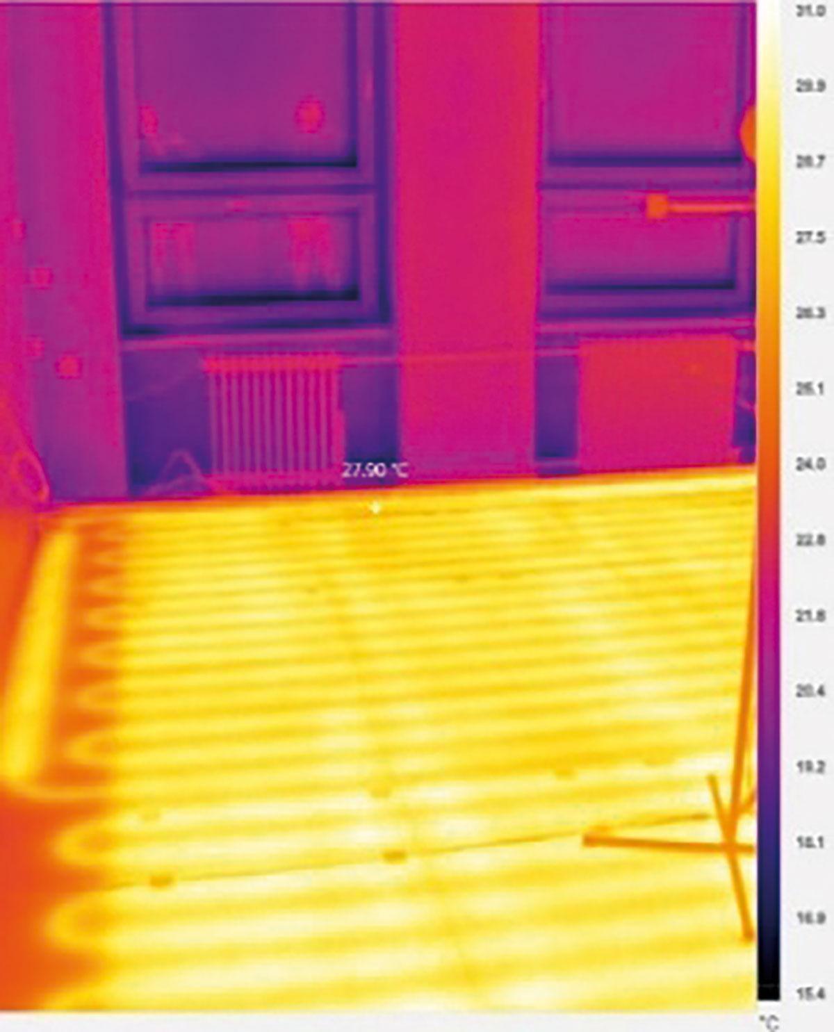 Obr. 12 IR snímky troch sálavých systémov počas vykurovacej prevádzky; zľava: sálavý podlahový systém, stropný sálavý systém a stenový sálavý systém 