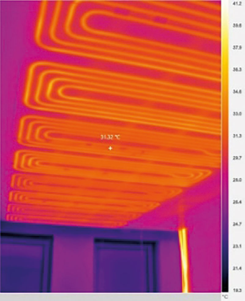 Obr. 12 IR snímky troch sálavých systémov počas vykurovacej prevádzky; zľava: sálavý podlahový systém, stropný sálavý systém a stenový sálavý systém 
