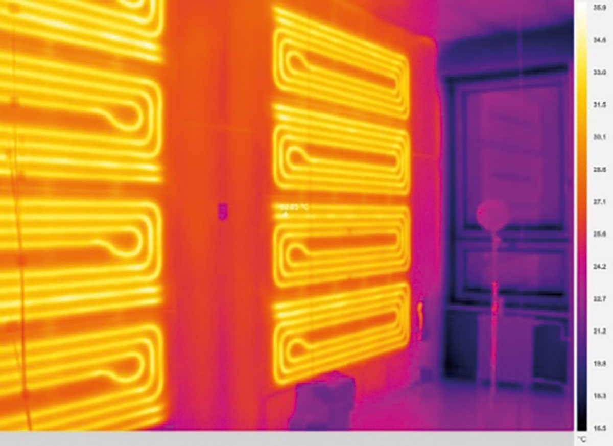 Obr. 12 IR snímky troch sálavých systémov počas vykurovacej prevádzky; zľava: sálavý podlahový systém, stropný sálavý systém a stenový sálavý systém 