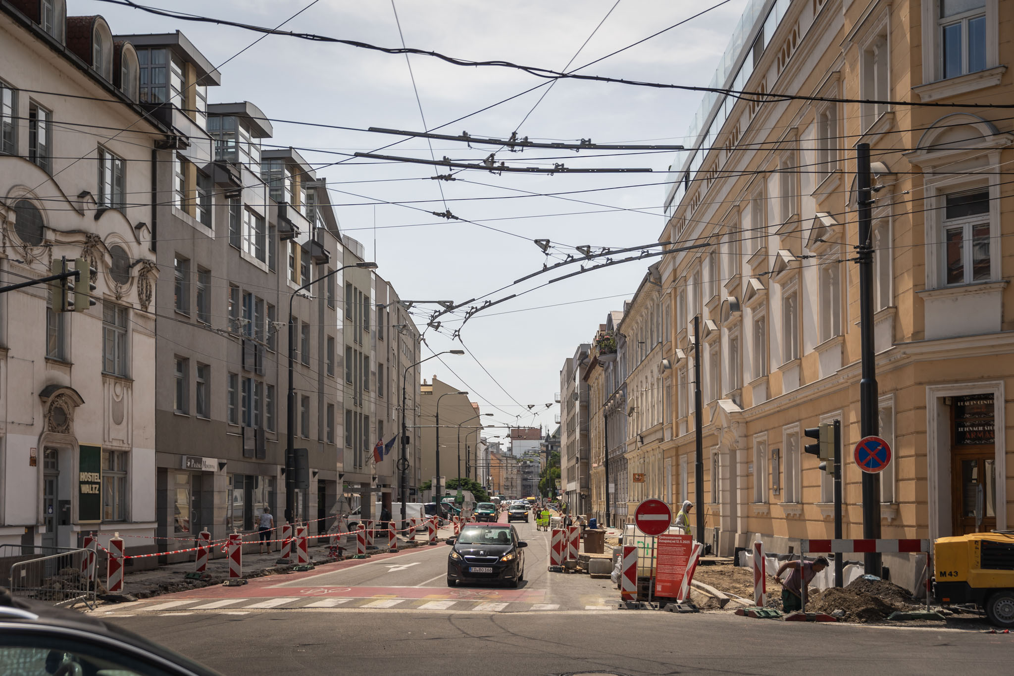 Aktuálne stavebné práce na Dunajskej ulici – pohľad z križovatky Mlynské nivy – Ul. 29. augusta
