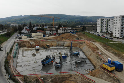 Príprava základovej jamy pre objekt s geotermálnym vykurovaním, pohľad z výšky