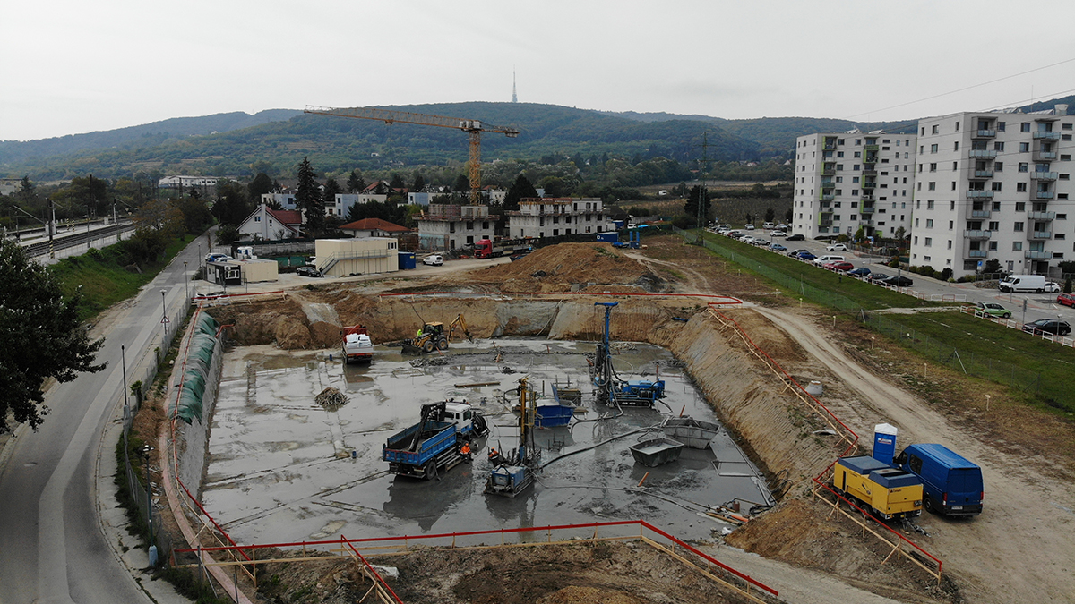 Príprava základovej jamy pre objekt s geotermálnym vykurovaním, pohľad z výšky