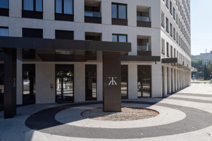 Vstupná časť Karpatská Residence s logom a kruhovou spevnenou plochou