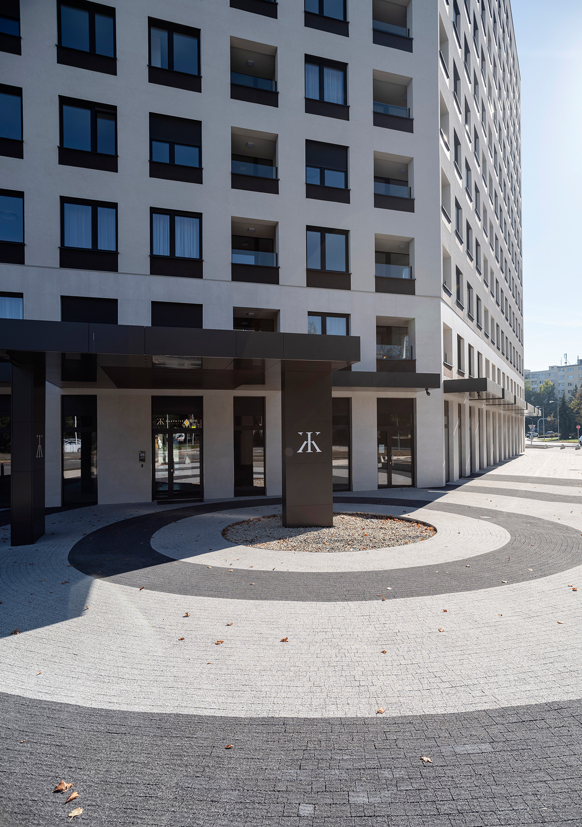 Vstupná časť Karpatská Residence s logom a kruhovou spevnenou plochou