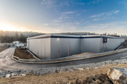 Zadná strana modernej logistickej budovy s napojením na technickú infraštruktúru