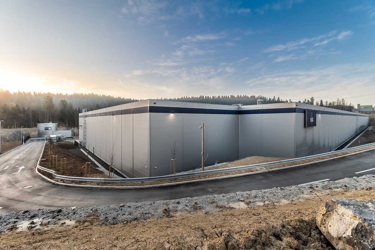 Zadná strana modernej logistickej budovy s napojením na technickú infraštruktúru