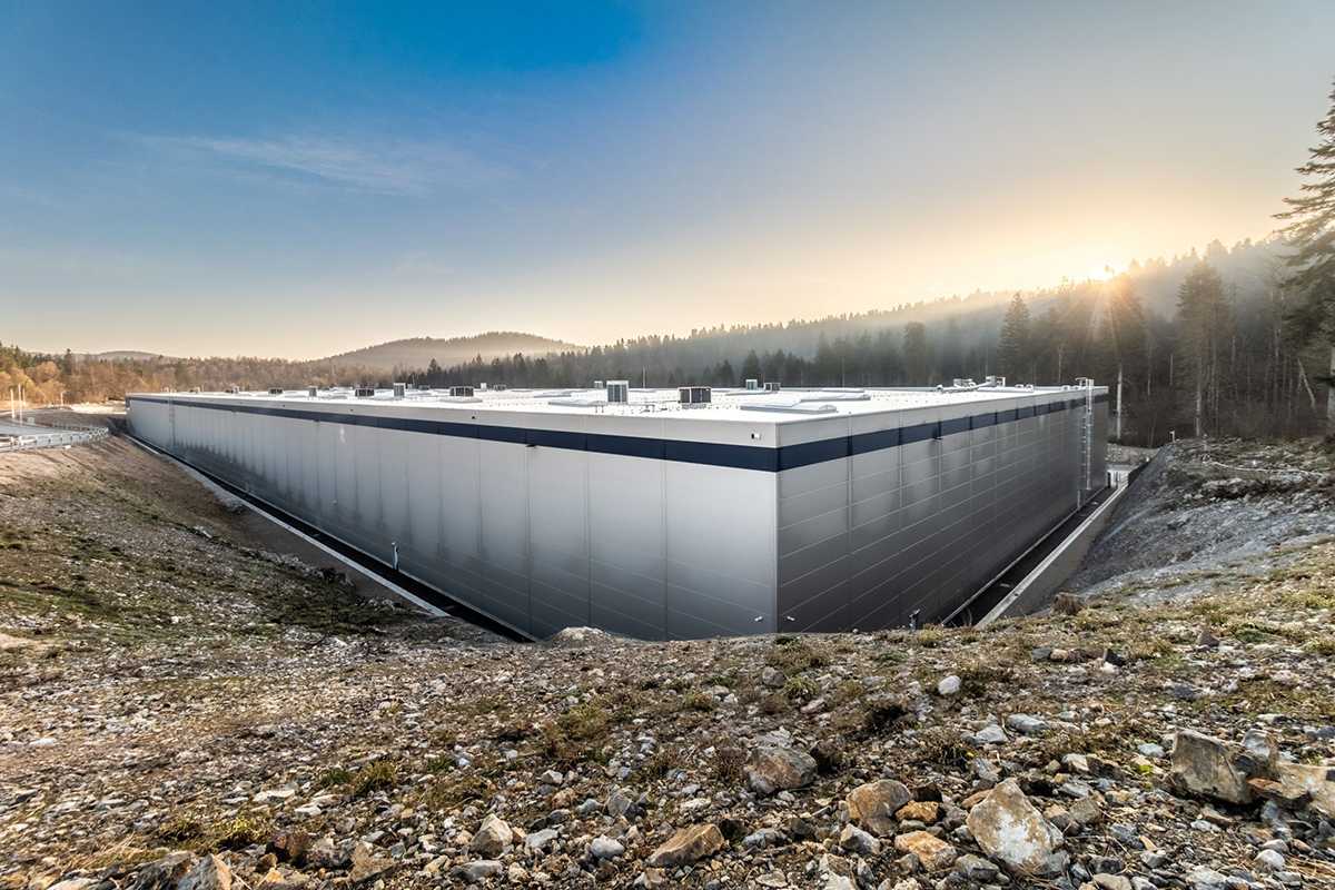 Exteriér certifikovanej logistickej haly BREEAM Very Good v hornatom teréne