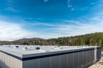 Exteriér certifikovanej logistickej haly BREEAM Very Good v hornatom teréne