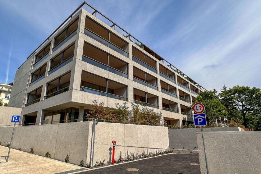 Bytový dom Hausberg s pohľadom na štokovanú betónovú fasádu v Starom Meste