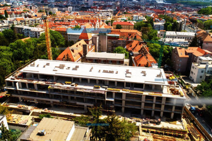 Výstavba bytového domu Hausberg v Starom Meste – letecký pohľad na hrubú stavbu