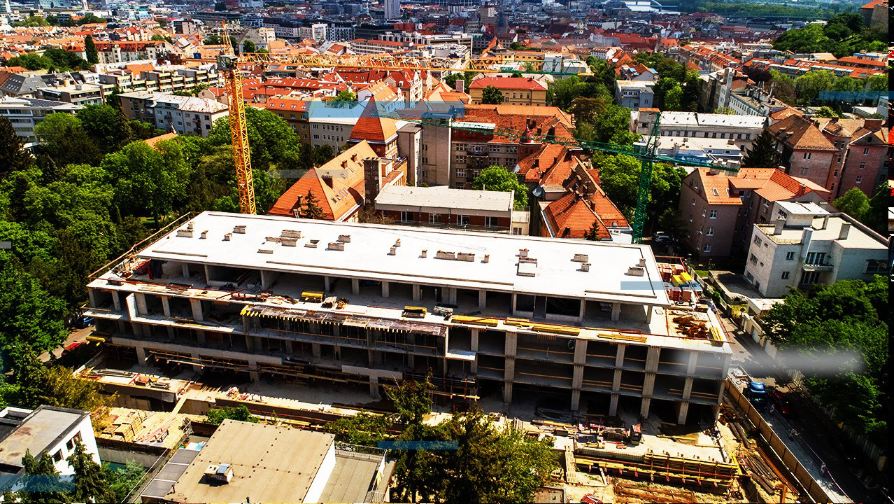 Výstavba bytového domu Hausberg v Starom Meste – letecký pohľad na hrubú stavbu