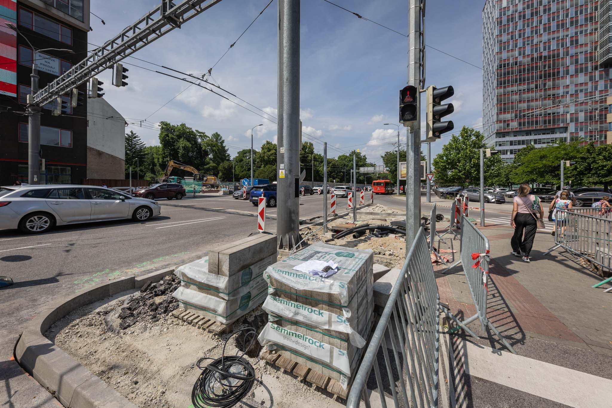 Aktuálny stav rekonštrukcie križovatky Mlynské nivy – Karadžičova. Na tomto mieste bude vybudovaný nový priechod pre chodcov