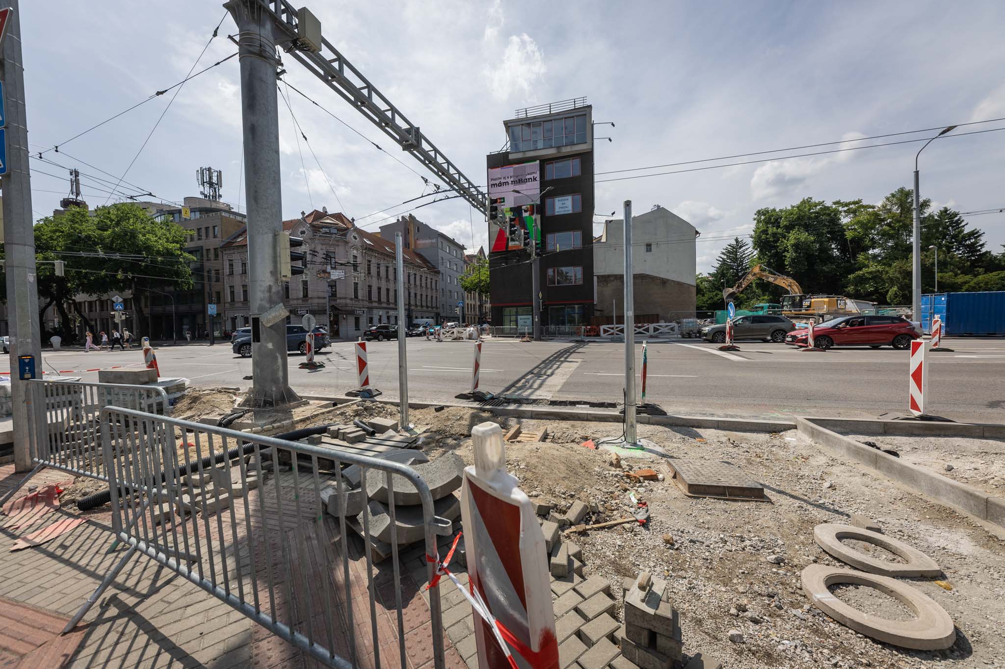 Aktuálny stav rekonštrukcie križovatky Mlynské nivy – Karadžičova. Na tomto mieste bude vybudovaný nový priechod pre chodcov