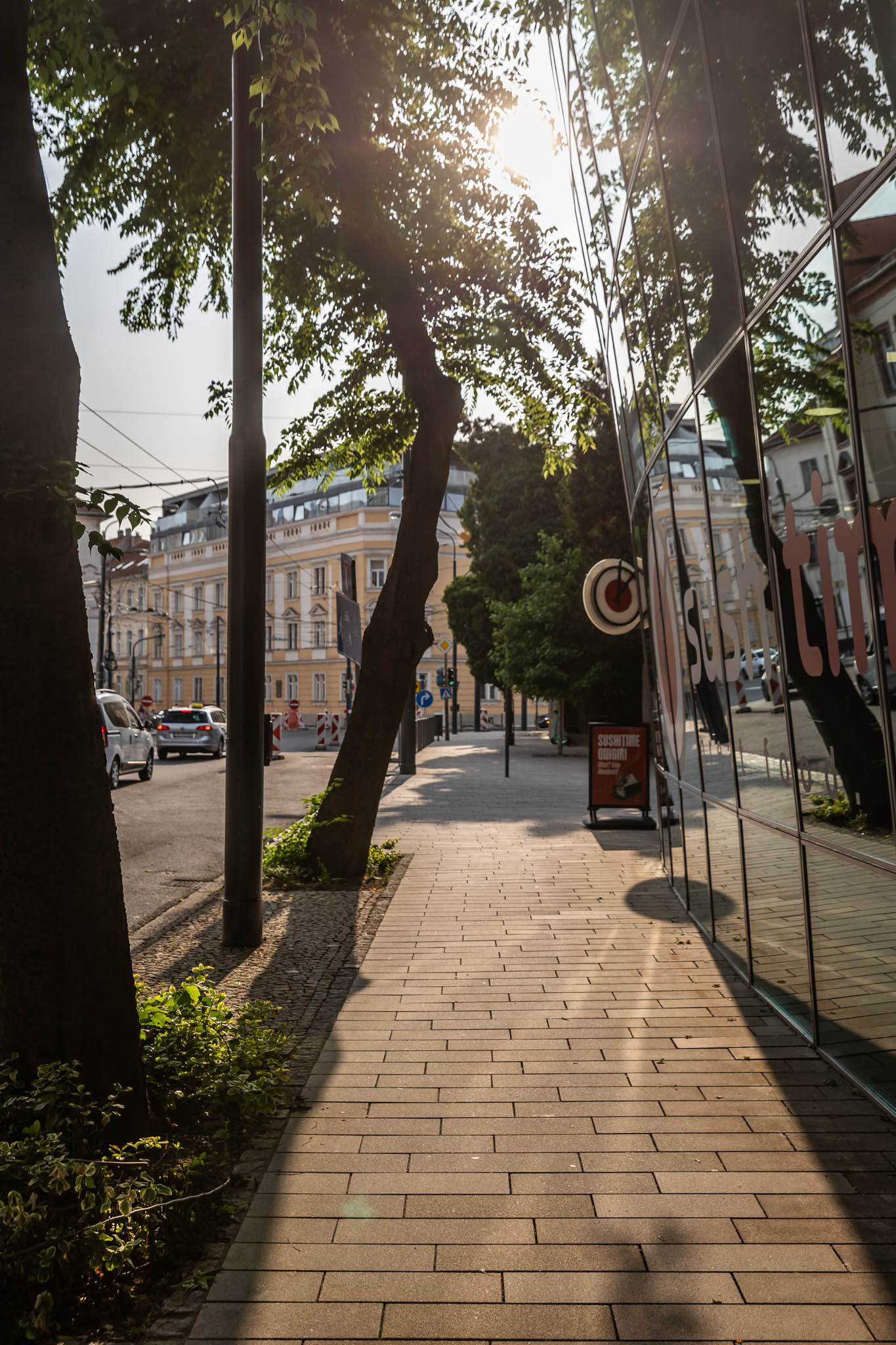 Vydláždený chodník, ktorý zrealizovalo hlavné mesto pred rokmi. Dnes k chodníku doplnil aj obnovenú asfaltovú cestu
