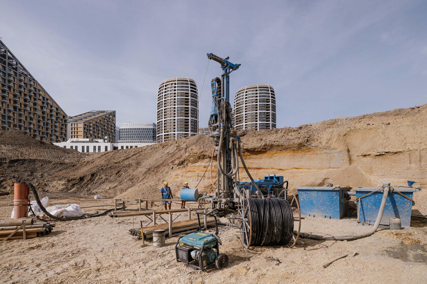 Vŕtacia súprava pri realizácii geotermálnych vrtov v centre mesta