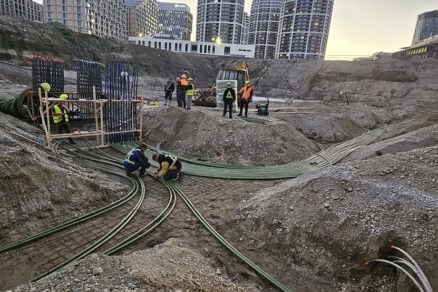 Inštalácia geotermálnych potrubí do základovej dosky vo veľkom mestskom projekte