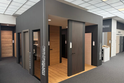 Showroom interiérových dverí s rôznymi povrchmi a dizajnovým osadením – MODO design Bratislava