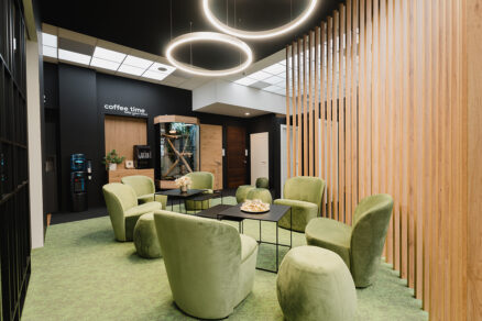 Dizajnová coffee zóna v showroome MODO design s obkladom z masívneho dreva