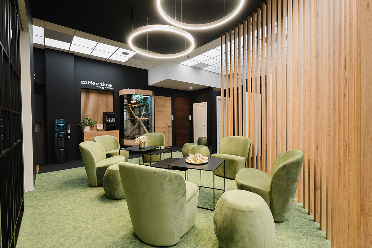Dizajnová coffee zóna v showroome MODO design s obkladom z masívneho dreva