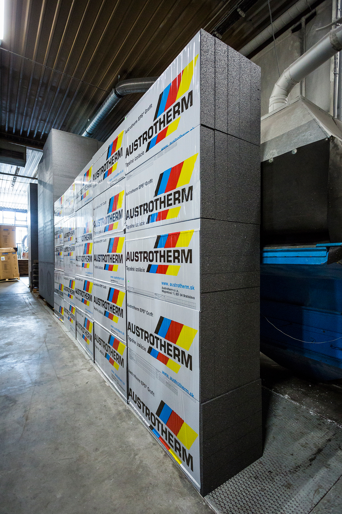 Sklad EPS izolácie Austrotherm EPS® na priemyselnej výrobnej hale.