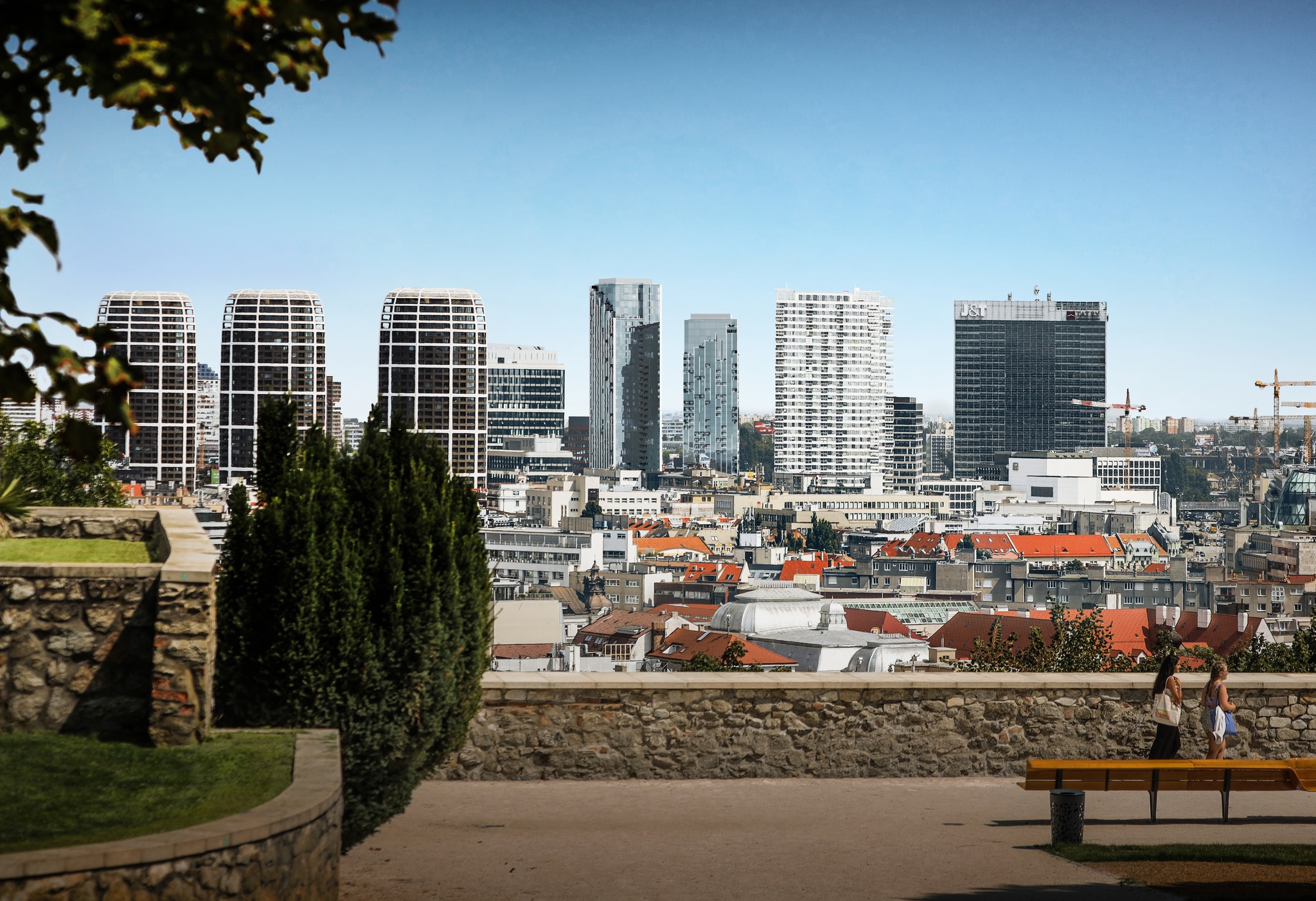 Portum Towers - pohľad z areálu Bratislavského hradu