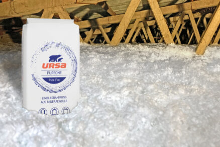 Balenie izolácie URSA Pure Floc na podlahe podkrovia po dokončenej inštalácii