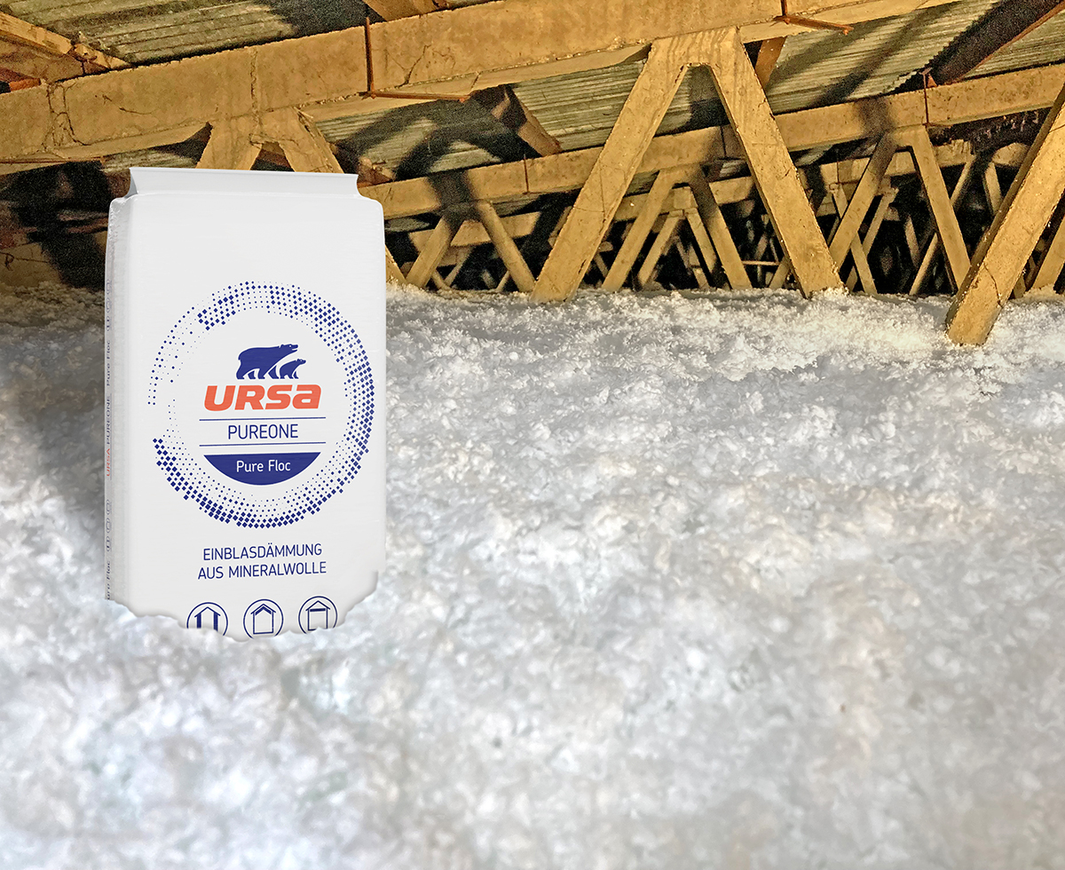 Balenie izolácie URSA Pure Floc na podlahe podkrovia po dokončenej inštalácii