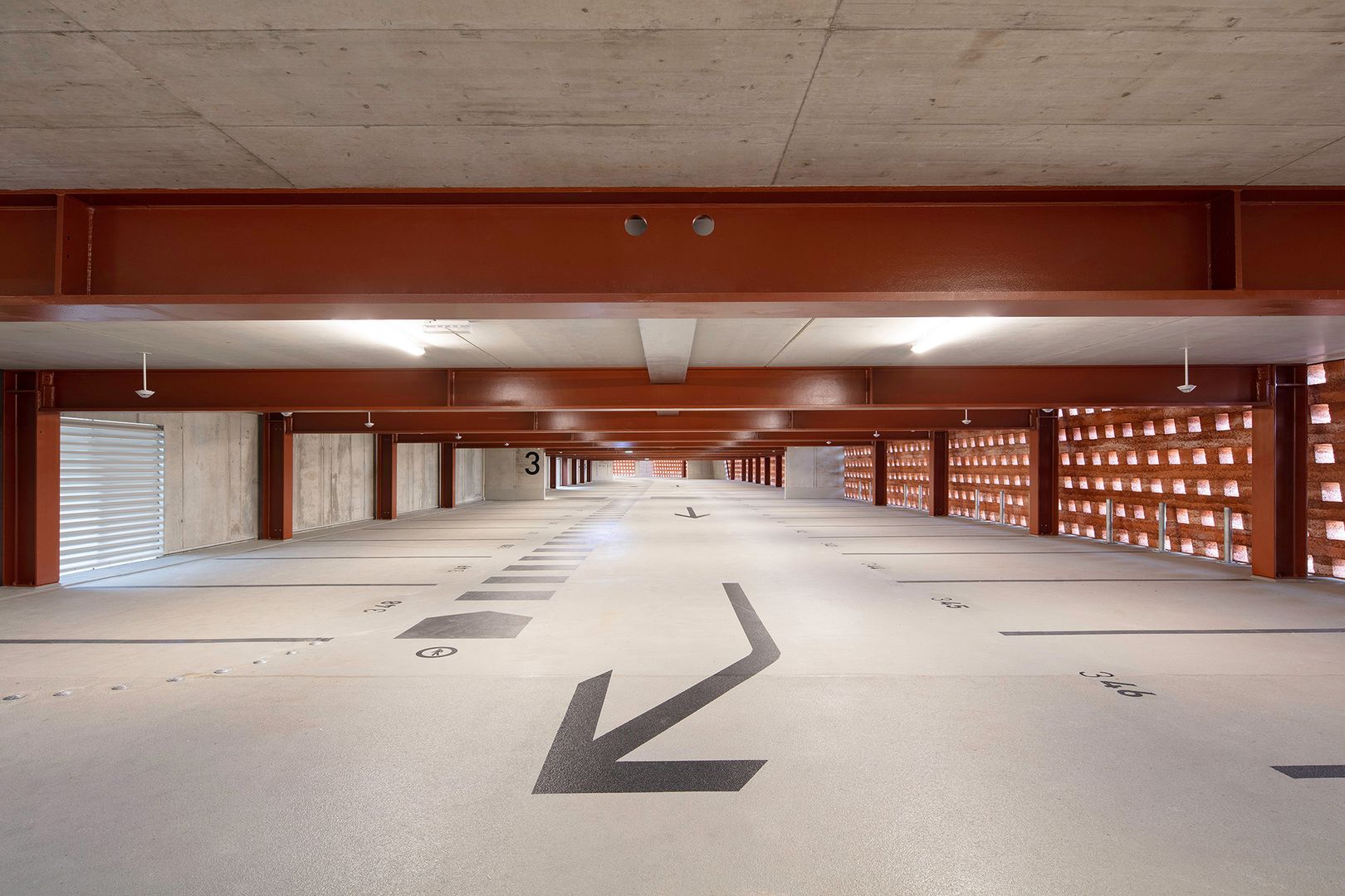 Architektonické štúdio MONO navrhlo výrazný súbor: parkovací dom, verejné priestranstvo, lávku a vyhliadkovú vežu.  