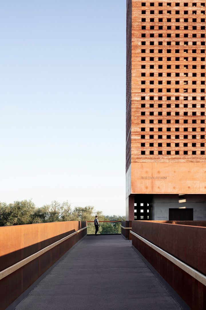 Architektonické štúdio MONO navrhlo výrazný súbor: parkovací dom, verejné priestranstvo, lávku a vyhliadkovú vežu.  
