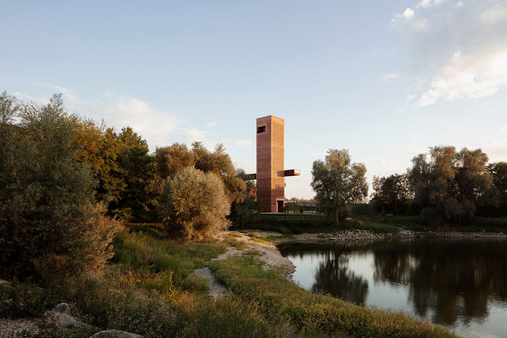 Architektonické štúdio MONO navrhlo výrazný súbor: parkovací dom, verejné priestranstvo, lávku a vyhliadkovú vežu.  