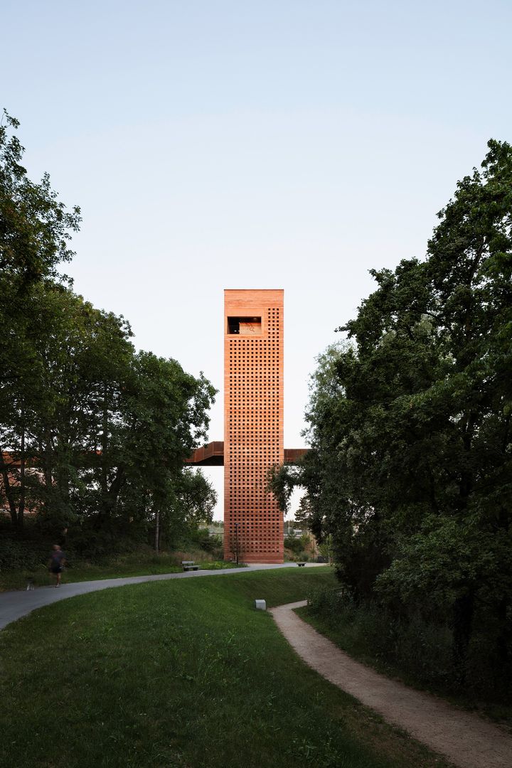 Architektonické štúdio MONO navrhlo výrazný súbor: parkovací dom, verejné priestranstvo, lávku a vyhliadkovú vežu.  
