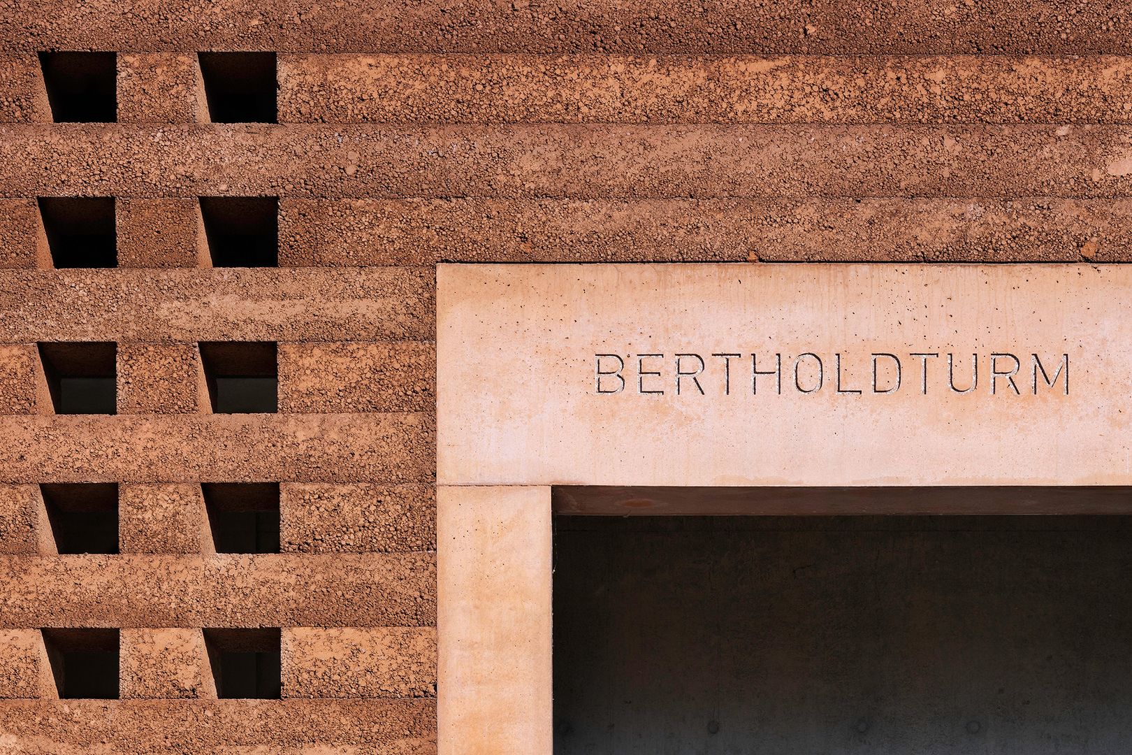 Architektonické štúdio MONO navrhlo výrazný súbor: parkovací dom, verejné priestranstvo, lávku a vyhliadkovú vežu.  